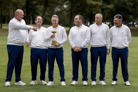 Olazábal, a la derecha, junto al resto del equipo técnico del combinado europeo