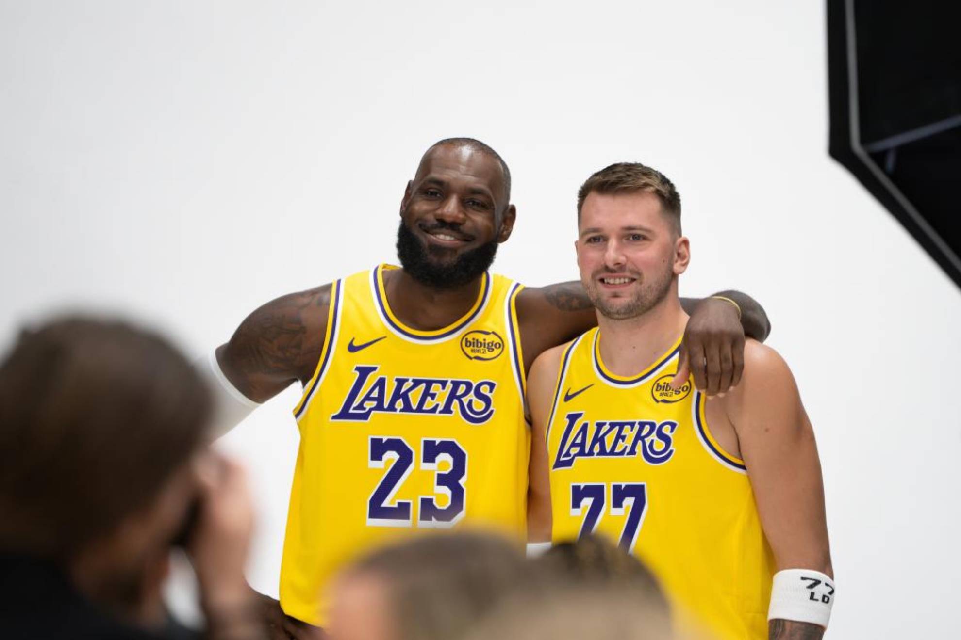 LeBron James y Luka Doncic se abrazan durante el media day de los Lakers.