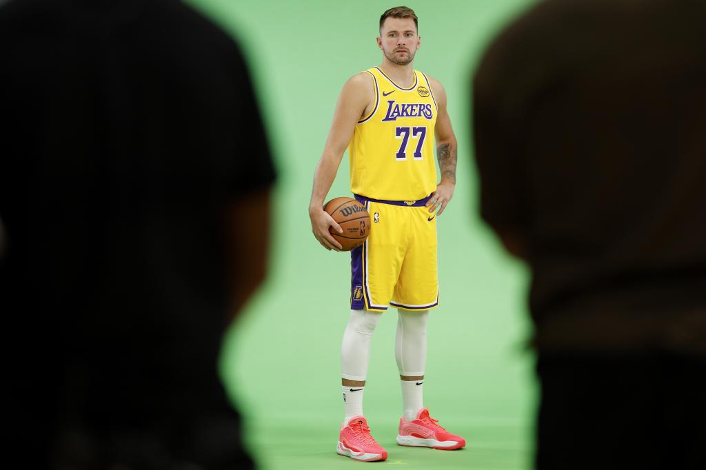 Luka Doncic posa en el media day de los Lakers.