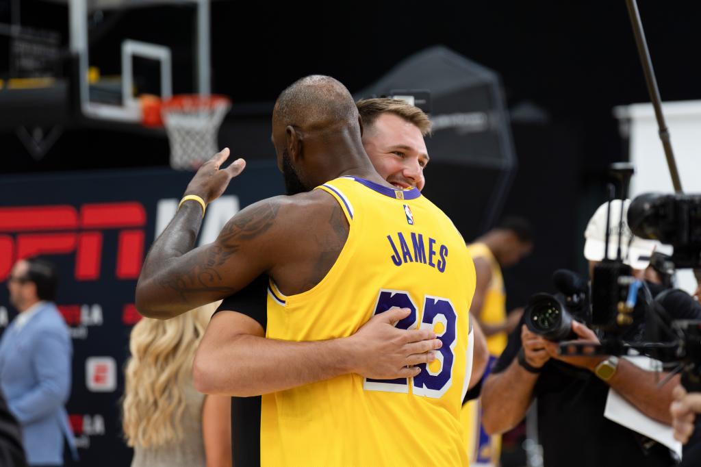 LeBron James y Luka Doncic se abrazan durante el media day de los Lakers.