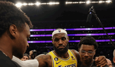 A LeBron le preguntan por su retirada y le hace este ‘feo’ a su hijo