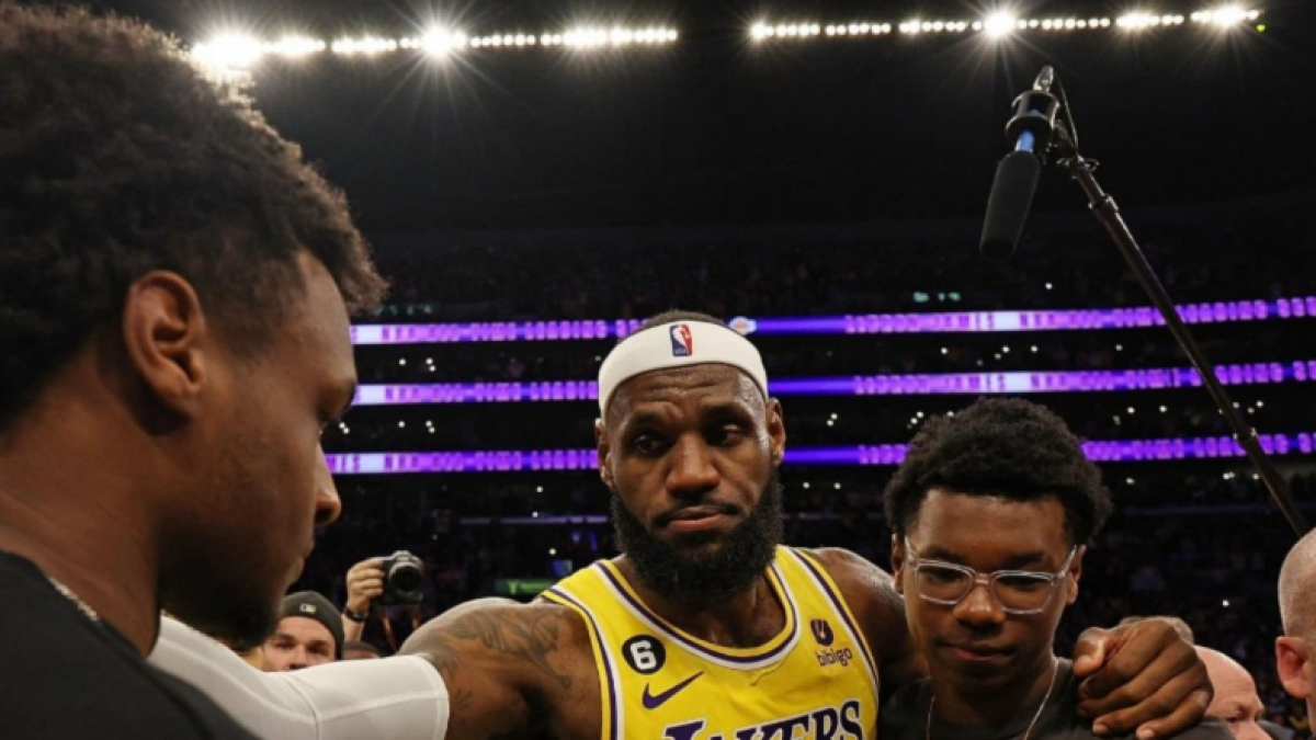 A LeBron le preguntan por su retirada y le hace este ‘feo’ a su hijo