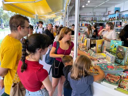 Una família compra llibres en una de les casetes de la Setmana