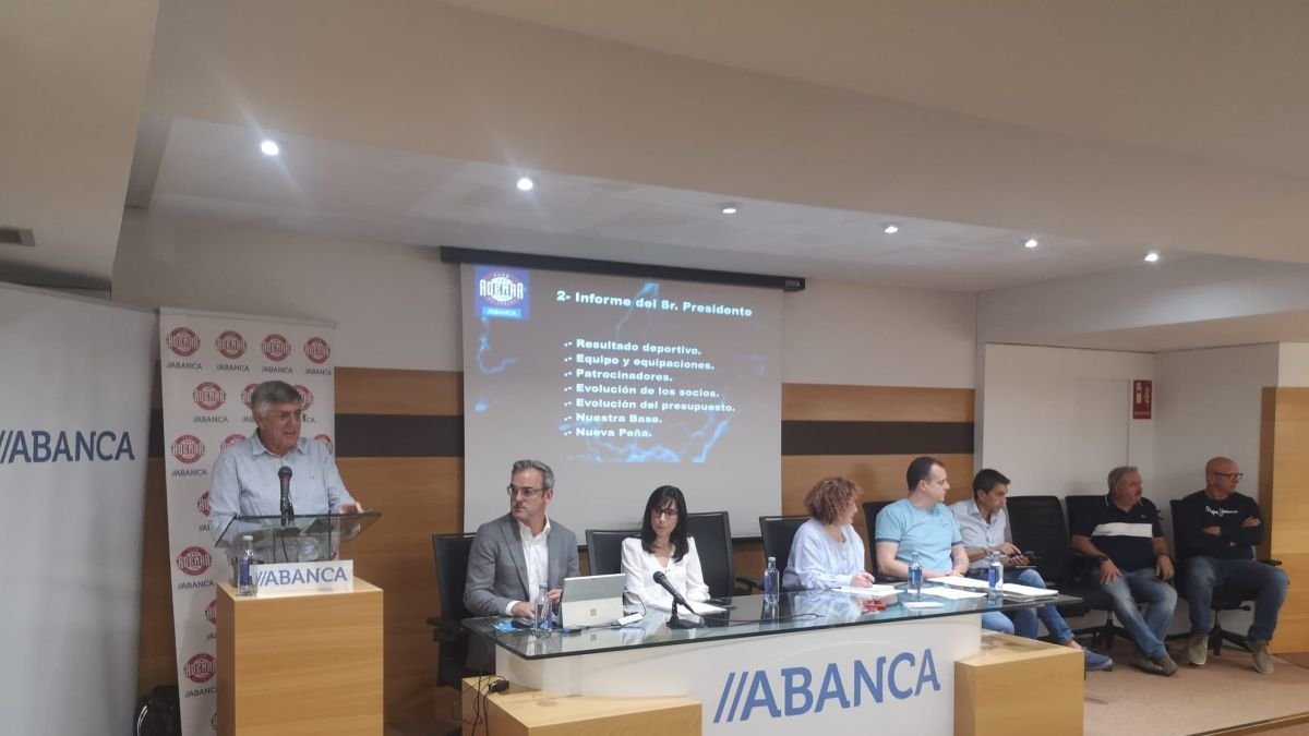 Cayetano Franco, presidente del Ademar, durante la asamblea de socios celebrada en la sede central de Abanca en León.