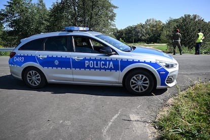 La policía polaca acordonaba la zona donde cayeron este lunes los restos de un dron, en Polatycze, junto a la frontera bielorrusa.
