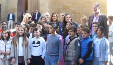 La princesa Leonor y los Reyes, con alumnos de Primaria en su visita al Palacio Real de Olite