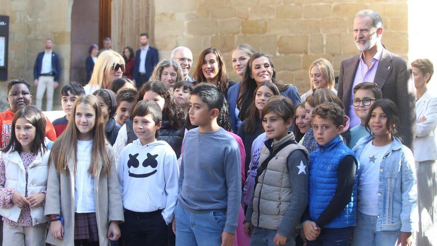 La princesa Leonor y los Reyes, con alumnos de Primaria en su visita al Palacio Real de Olite