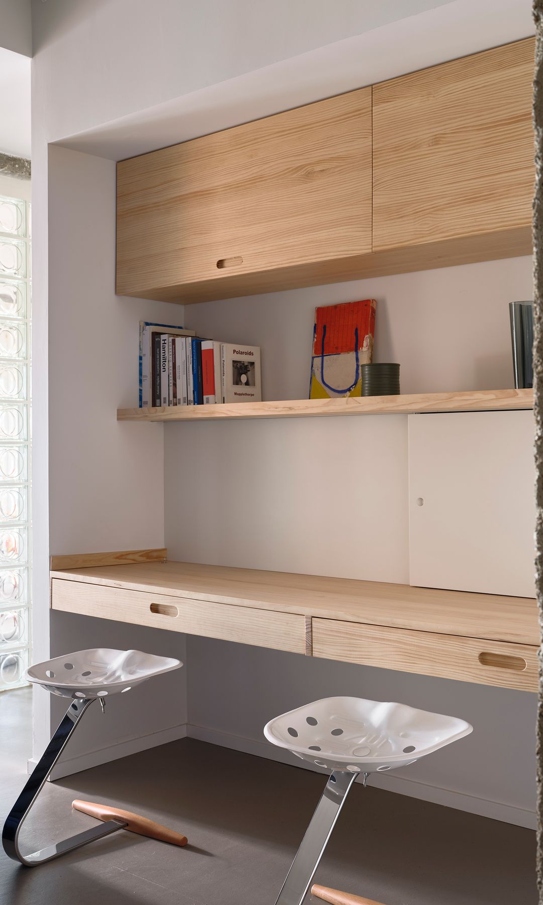 Despacho en casa con escritorio de madera a medida, sillas, librería 