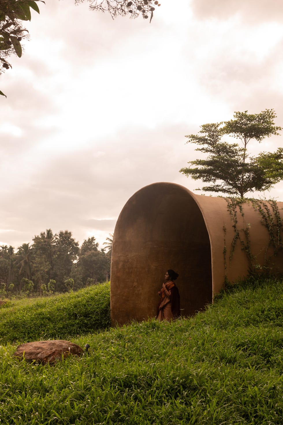 Esta casa rural de dos habitaciones y dos baños simula una cueva, es autosostenible y su estructura curva se va plegando casa rural de dos habitaciones y dos banos como cueva, es autosostenible y su estructura curva se va plegando
