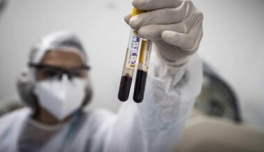 Un investigador sostiene unas muestras de sangre.