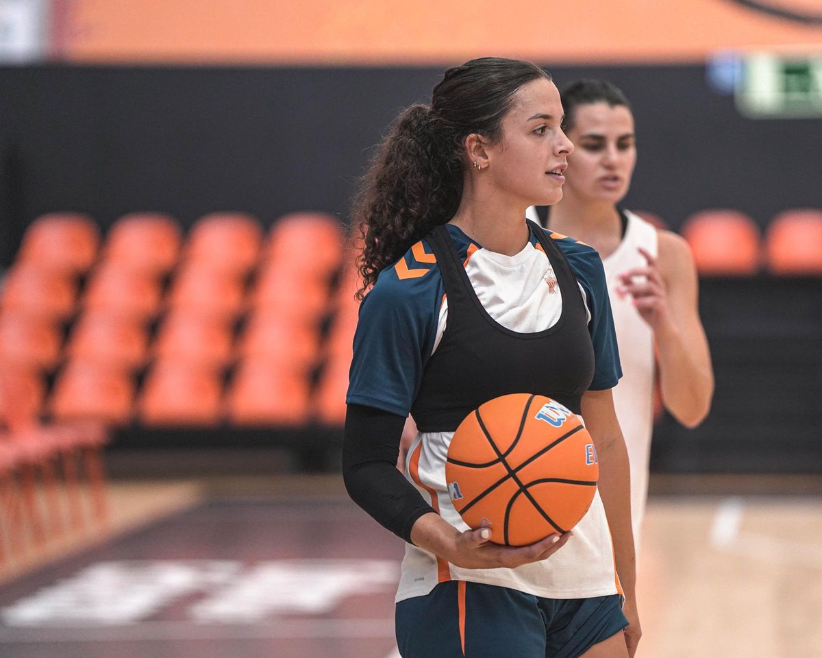 Elena Buenavida, en el entrenamiento con el grupo en la pista central de L'Alqueria.