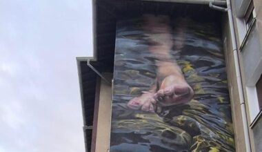El mural muestra unos pies sumergidos en el agua fresca de un riachuelo
