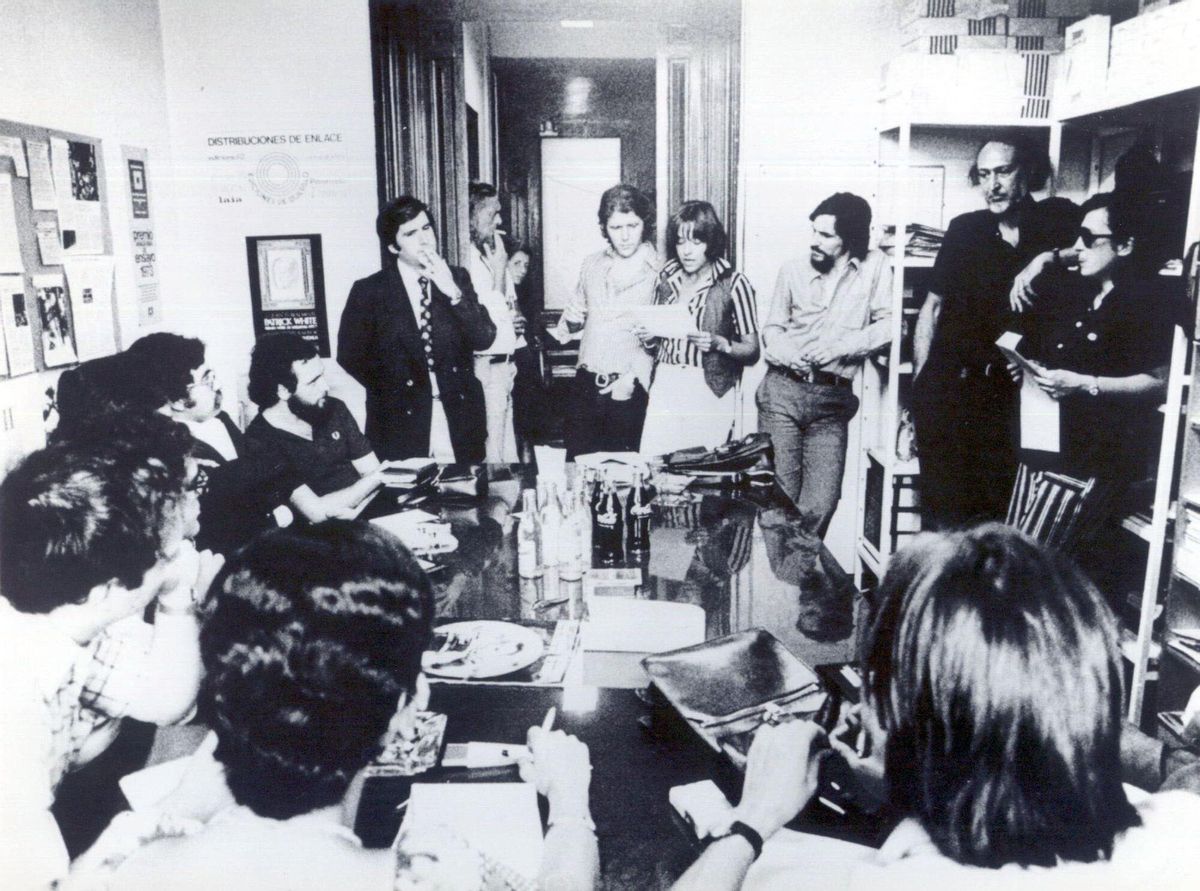 Rueda de prensa de los editores propietarios de la distribuidora Enlace tras en agosto de 1974 tras un atentado de los Grupos de Acción Sindicalista de extrema derecha contras sus almacenes. En la imagen,  Rafael Soriano, Carlos Barral, Jorge Herralde, Beatriz de Moura, Alfonso Carlos Comín, Josep Maria Castellet y Esther Tusquets.