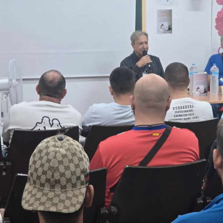 Paco Lobatón presenta en el Centro Penitenciario Puerto I su libro 'Te buscaré mientras viva'