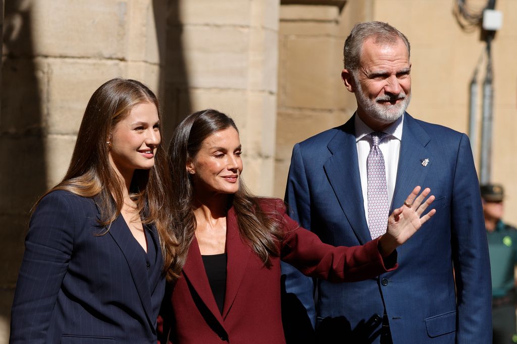 Los Reyes y Leonor se dan un baño de masas en Viana