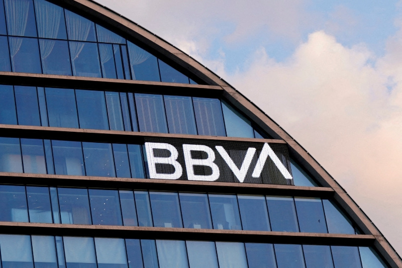 BBVA eleva la opa por Sabadell, ahora ofrece 1 acción propia por 4,8376 del banco catalán