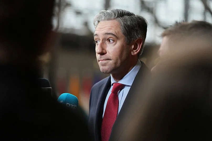 El ministro de Asuntos Exteriores de Irlanda, Simon Harris, habla con los medios de comunicación a su llegada a una reunión de ministros de Asuntos Exteriores de la UE en el edificio del Consejo Europeo en Bruselas, 23 de junio de 2025.