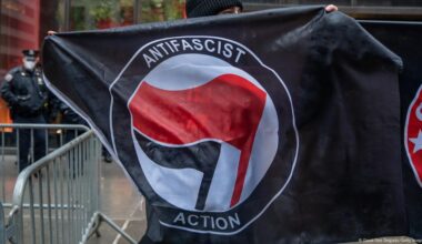 Trump designa "terrorista" al movimiento Antifa de EE.UU. – DW – 23/09/2025
