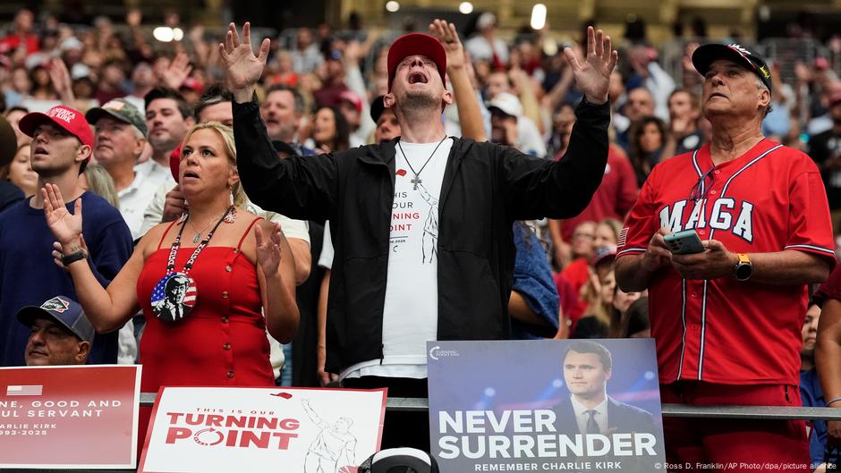 Trump encabeza multitudinario funeral de Charlie Kirk – DW – 21/09/2025