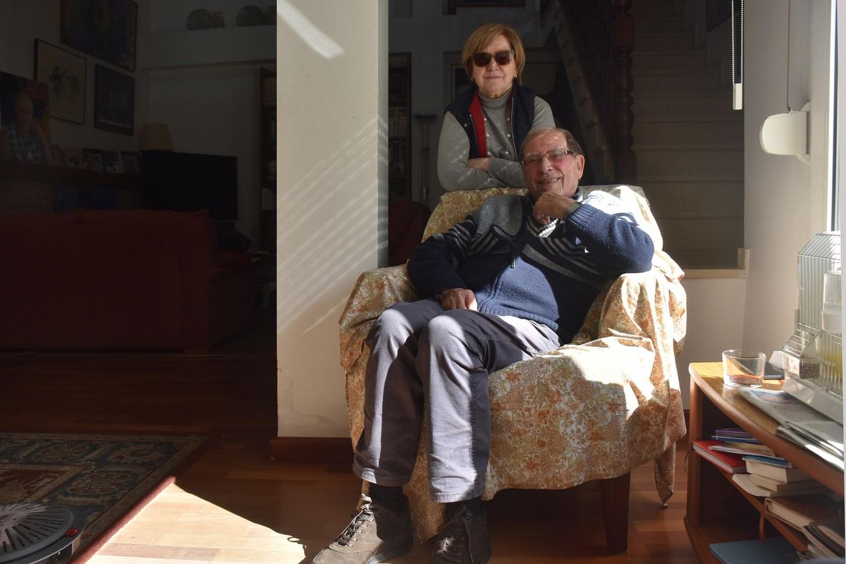 El pintor, junto a su mujer, Marichu.