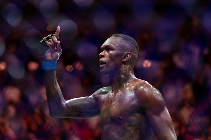Adesanya vuelve al octágono. (Matias J. Ocner/Miami Herald via AP)