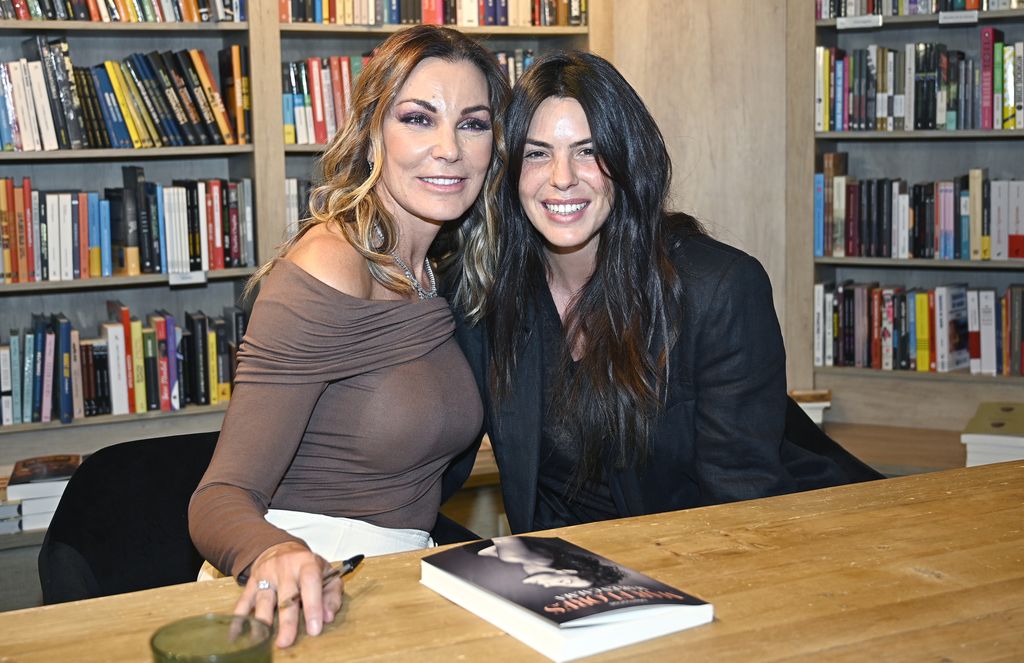 Mar Flores con su sobrina Laura Matamoros en la presentación de su libro, Mar en Calma, en Madrid el 24 de septiembre de 2025