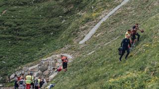 Gino Mäder, atendido por los médicos mientras Sheffield sube por la ladera.
