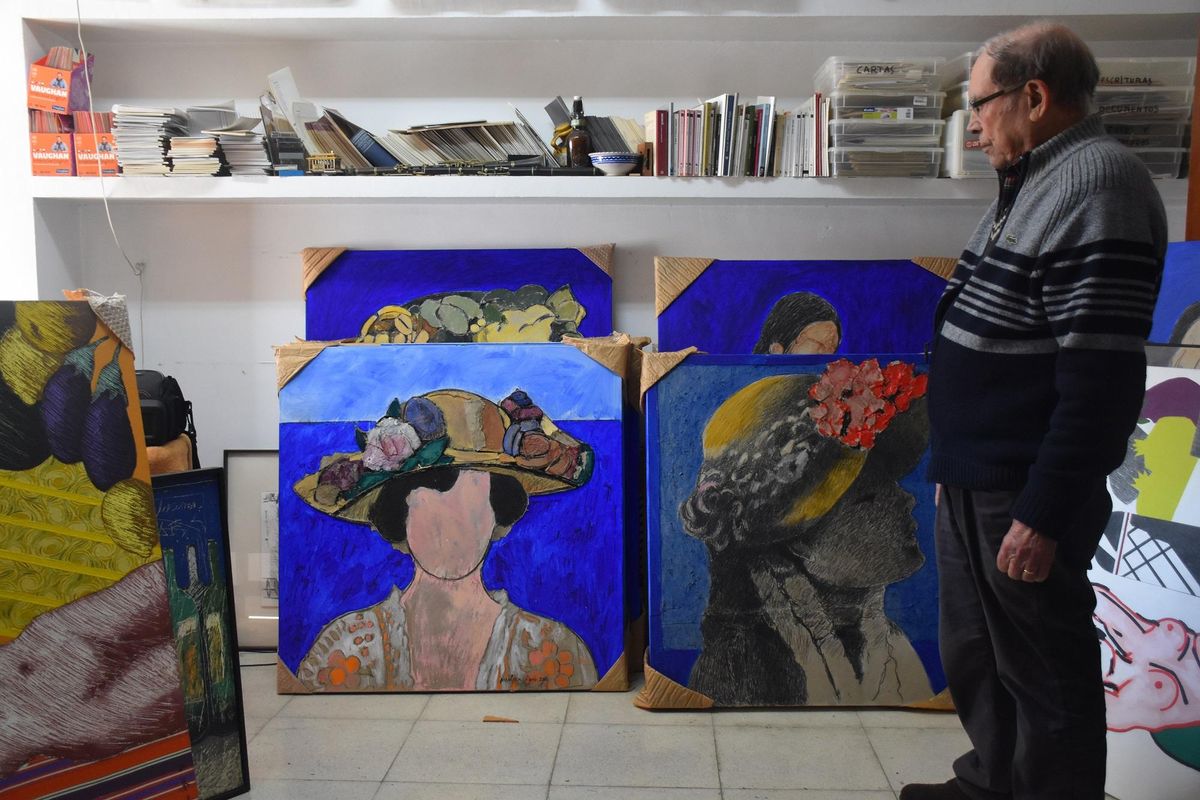 Molina ciges muestra algunas de sus obras.