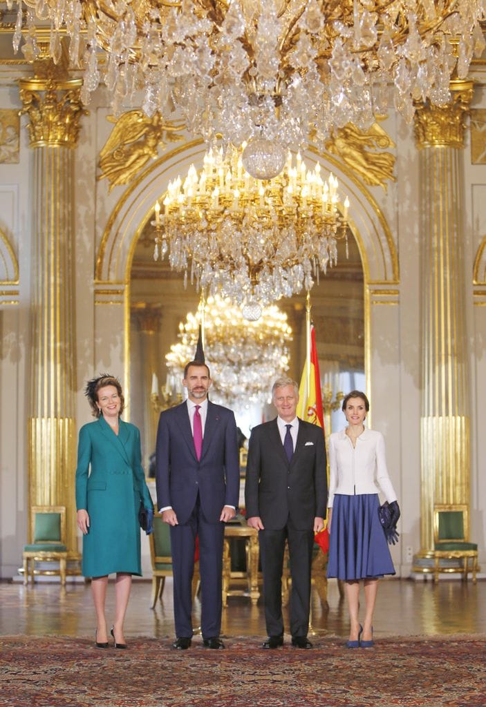 Los reyes Felipe y Letizia son recibidos por Felipe y Matilde Bélgica en el Palacio de Bruselas el 12 de noviembre de 2014