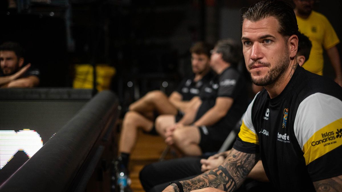 Fran Guerra, en una banda durante el derbi de pretemporada contra el Gran Canaria.