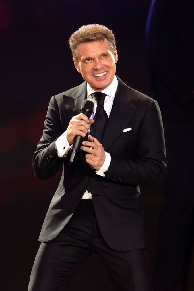 Plano medio de Luis Miguel en un concierto