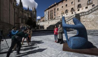 Burgos estrena una escultura del Cid orando, del artista Óscar Martín, junto a la Catedral