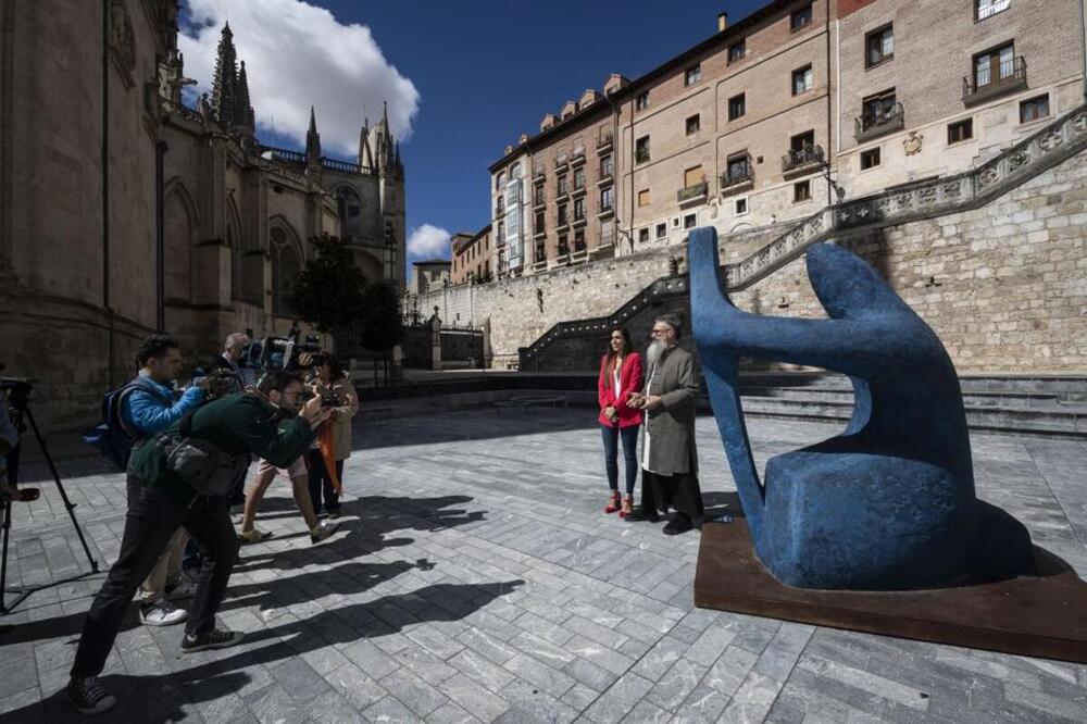 Burgos estrena una escultura del Cid orando, del artista Óscar Martín, junto a la Catedral