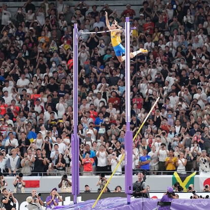 TOKYO, Sept. 15, 2025  -- Armand Duplantis of Sweden competes during the men's pole vault final at the 2025 World Athletics Championships in Tokyo, Japan, Sept. 15, 2025.,Image: 1037541315, License: Rights-managed, Restrictions: , Model Release: no, Credit line: Ju Huanzong / Xinhua News / ContactoPhoto
Editorial licence valid only for Spain and 3 MONTHS from the date of the image, then delete it from your archive. For non-editorial and non-licensed use, please contact EUROPA PRESS.
15/09/2025 ONLY FOR USE IN SPAIN