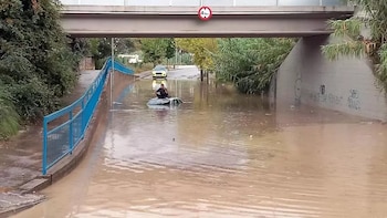 Un coche atrapado por la