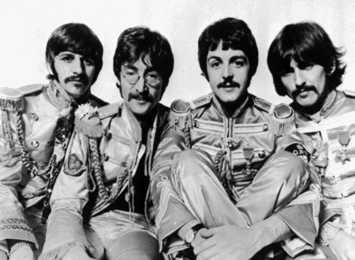 En esta foto de archivo de 1967 aparecen los miembros de los Beatles: Ringo Starr (de izquierda a derecha), John Lennon, Paul McCartney y George Harrison. Harrison falleció el jueves 29 de noviembre de 2001, según informó un viejo amigo de la familia. Tenía 58 años. (Foto: AP)