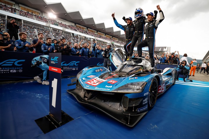 El festejo de Alpine en Japón. (Prensa WEC / DPPI / Julien Delfosse)