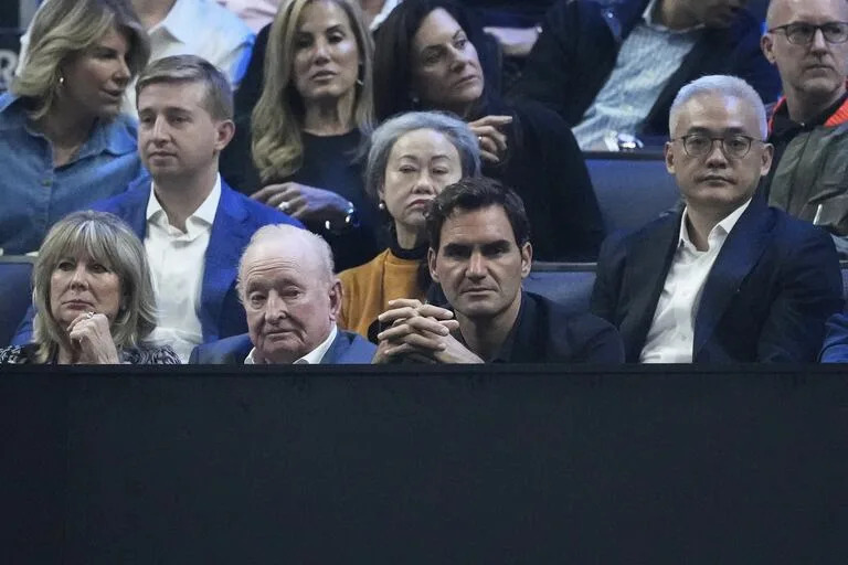 Dos leyendas en primera fila: Rod Laver, que le da nombre a la Copa, y Roger Federer, fundador del torneo que este año se jugó en San Francisco (AP Photo/Jeff Chiu)
