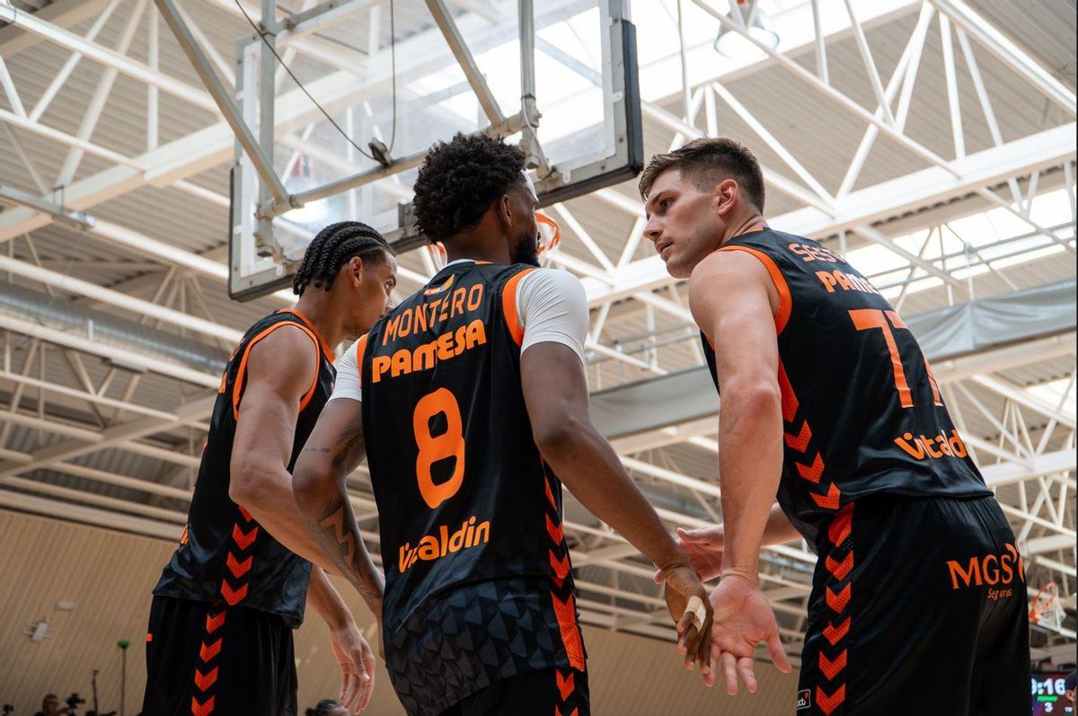 Neal Sako, Jean Montero y Nate Sestina, en el partido ante el UCAM Murcia en Yecla.
