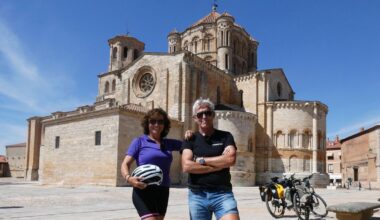 Carolina Muñoz y Carlos Rubio, de La Historia en Bicicleta, ante la Colegiata de Toro.