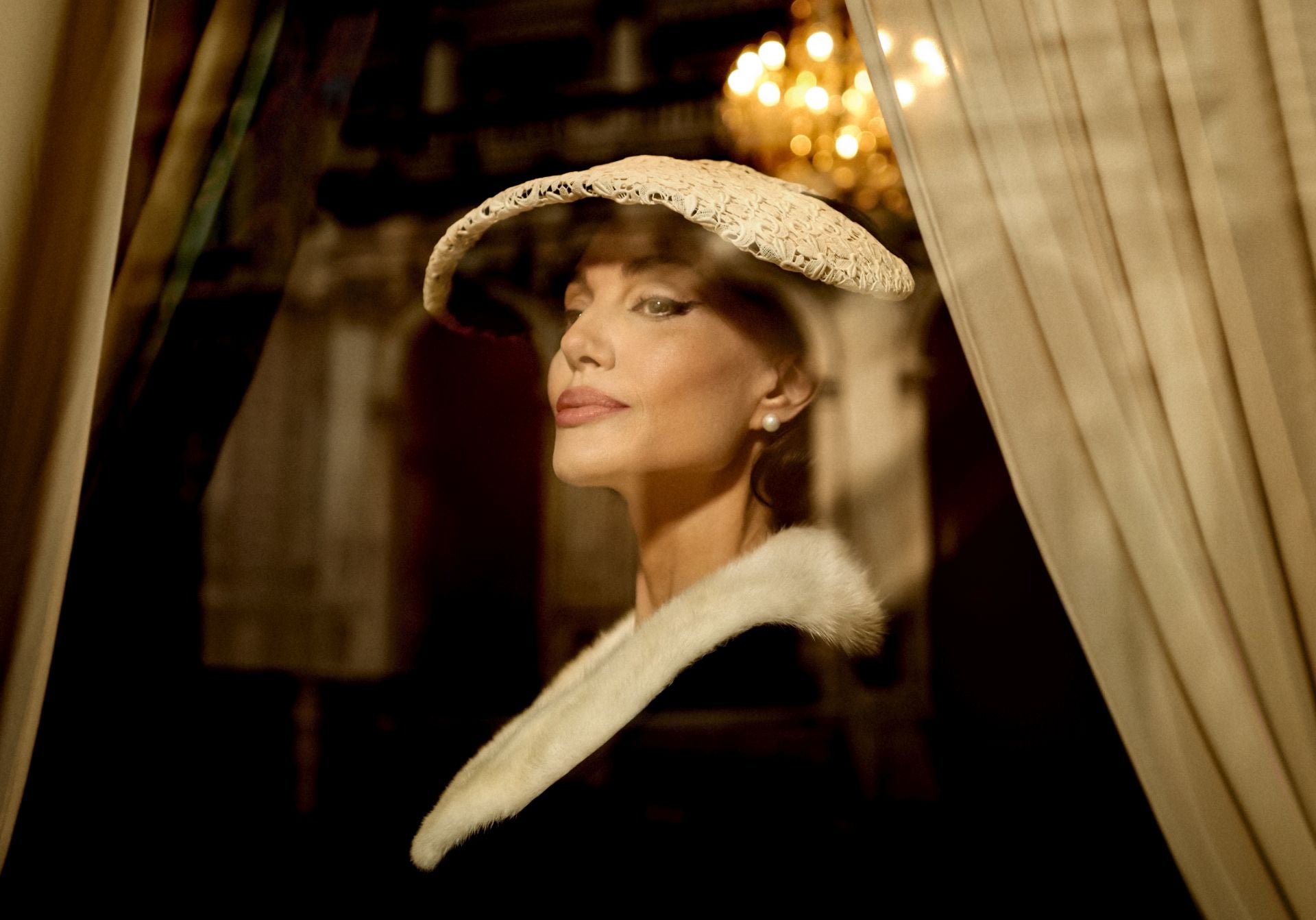 La última interpretación conocida de Angelina Jolie ha sido María, en la que interpreta a la soprano Maria Callas, una de las sopranos más influyentes del siglo XX.