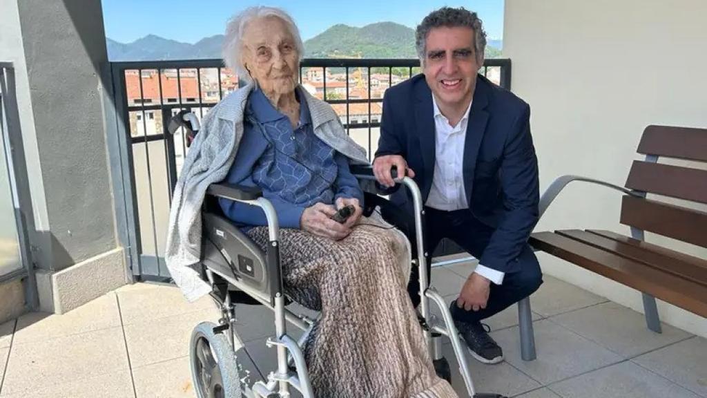 Maria Branyas junto a Manel Esteller, en la residencia Santa Maria del Tura de Olot.