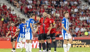 Muriqi, Raíllo, Valjent y Morlanes aguardan al lanzamiento de una falta a favor en el Mallorca-Alavés.