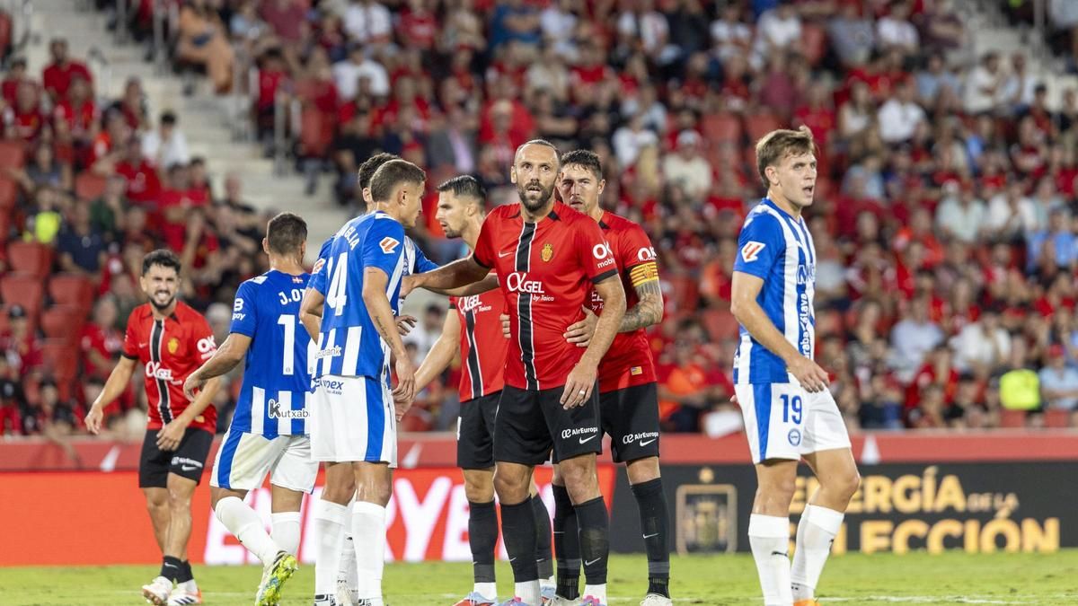 Muriqi, Raíllo, Valjent y Morlanes aguardan al lanzamiento de una falta a favor en el Mallorca-Alavés.