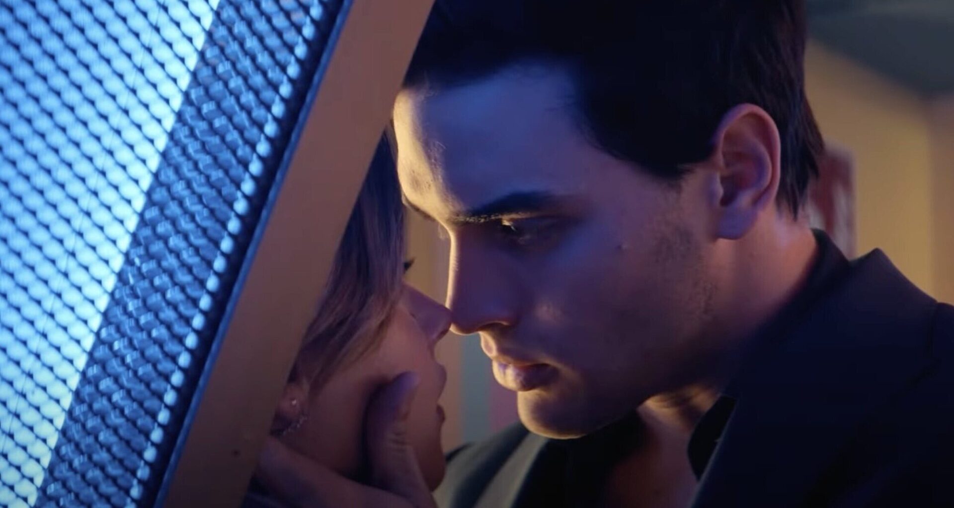 La pasión se desata entre Nick y Noah en el tráiler de 'Culpa nuestra'