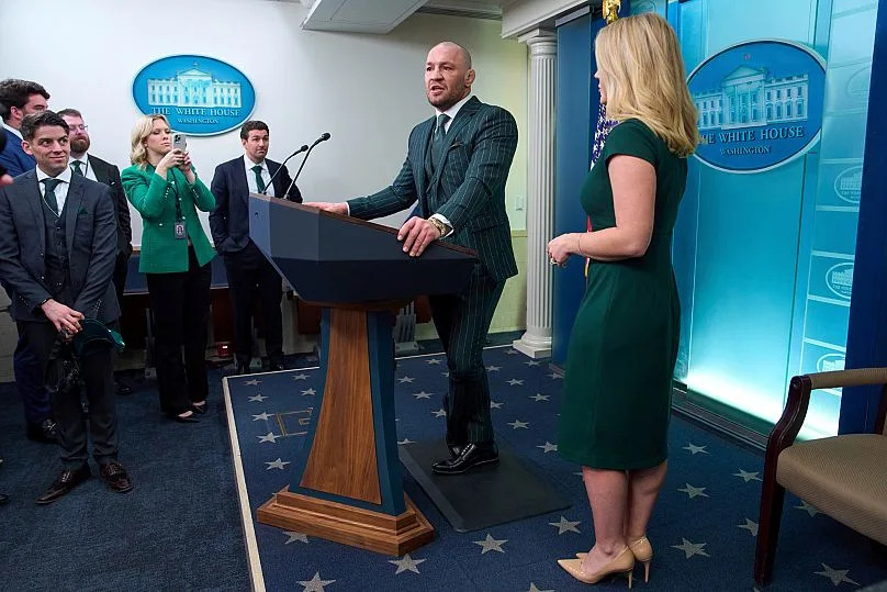 La secretaria de prensa de la Casa Blanca, Karoline Leavitt, escucha mientras el luchador de la UFC Conor McGregor habla con los periodistas en la sala de prensa de la Casa Blanca, 17 de marzo de 2025.
