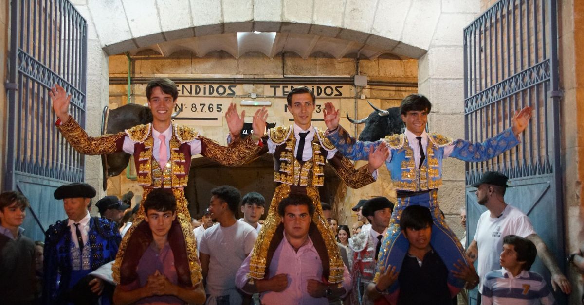 Clase práctica con alumnos de la Escuela de Tauromaquia de Salamanca (Diego Mateos, Noel García y Álvaro Rojo con erales de Esteban Isidro)