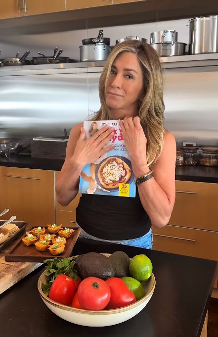 Jennifer Aniston con su libro 'Cocina con Clydeo'