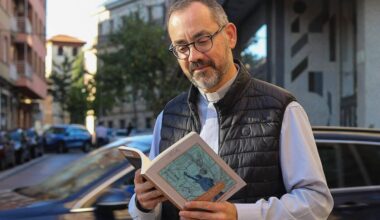 Miguel Ángel Hernández, con otro de sus libros.