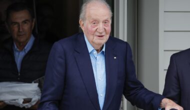 Juan Carlos I, a la salida de un restaurante en Galicia.